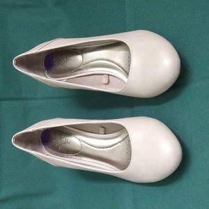 Life Stride 2" high heel shoes size 8.5